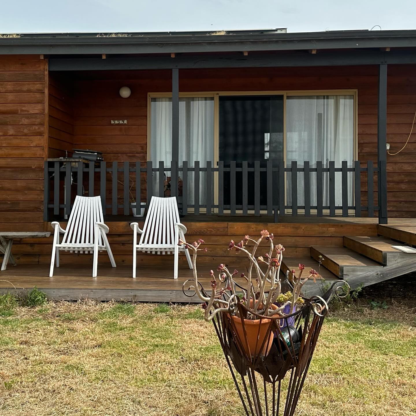 Fire season is in effect, so sorry, this firepit will have to wait until next March or April for its next fire. Fun fact 1: an engagement happened next to this firepit this year! Fact 2: it was created by local artist @iron_rhymes Nigel Lullfitz, from salvaged stair banisters. Pretty cool hey? 

#margaretriver #margaretriverartist #margaretriverregionopenstudios #perthisok #airbnbaustralia